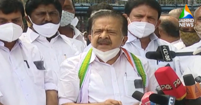 സെക്രട്ടറിയേറ്റിലെ തീപിടുത്തം : മുഖ്യമന്ത്രിയെ വിളിച്ചു വരുത്തണം; തെളിവുകൾ നശിപ്പിക്കാതിരിക്കാൻ ഇടപെടണം : ഗവർണറോട് രമേശ് ചെന്നിത്തല