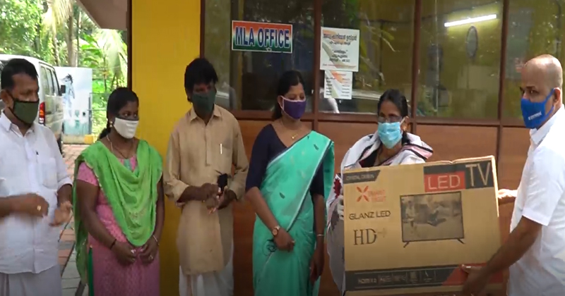 സാമ്പത്തികമായി പിന്നോക്കം നിൽക്കുന്ന വിദ്യാർത്ഥികൾക്ക് സഹായവുമായി യൂണിവേഴ്‌സൽ എജ്യൂക്കേഷൻ ഫൗണ്ടേഷന്‍റെ 'ഒരു കൈ സഹായം' പദ്ധതി