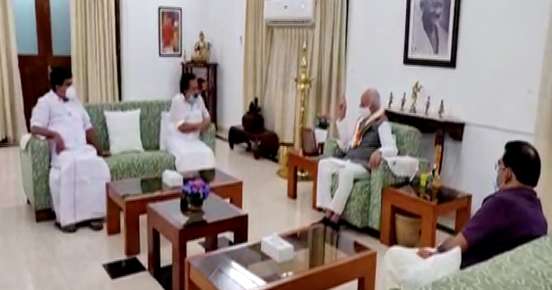 സെക്രട്ടറിയേറ്റിലെ തീപിടിത്തം:   അടിയന്തിര  ഇടപെടല്‍ ആവശ്യപ്പെട്ട് രമേശ് ചെന്നിത്തല ഗവര്‍ണ്ണറെ  കണ്ടു.