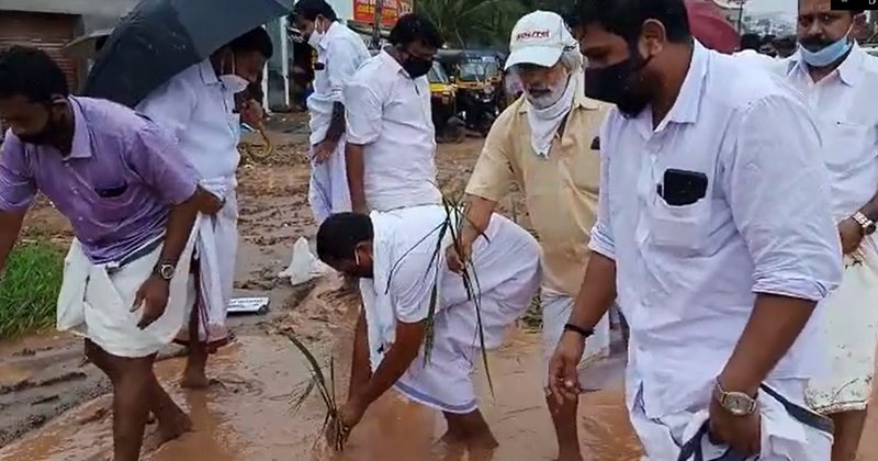 കഴക്കൂട്ടത്തെ സർവ്വീസ് റോഡുകളുടെ ശോചനീയാവസ്ഥ : വേറിട്ട പ്രതിഷേധവുമായി യൂത്ത് കോൺഗ്രസ് മണ്ഡലം കമ്മിറ്റി
