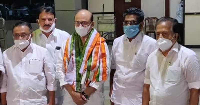 കേരളത്തിന്‍റെ ചുമതല വഹിക്കുന്ന എ.ഐ.സി.സി ജനറൽ സെക്രട്ടറി താരിഖ് അൻവറിന് തിരുവനന്തപുരം വിമാനത്താവളത്തിൽ സ്വീകരണം