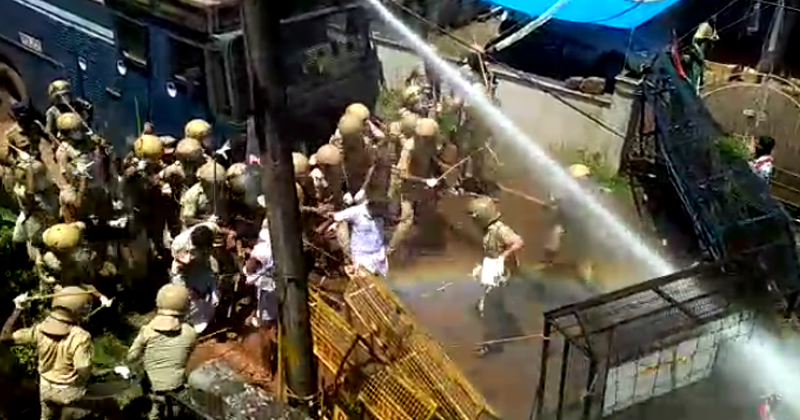 പെരിയ : യൂത്ത് കോണ്‍ഗ്രസ് മാർച്ചിന് നേരെ പൊലീസ് നരനായാട്ട് ; നിരവധി പ്രവർത്തകർക്ക് പരിക്ക് | Video