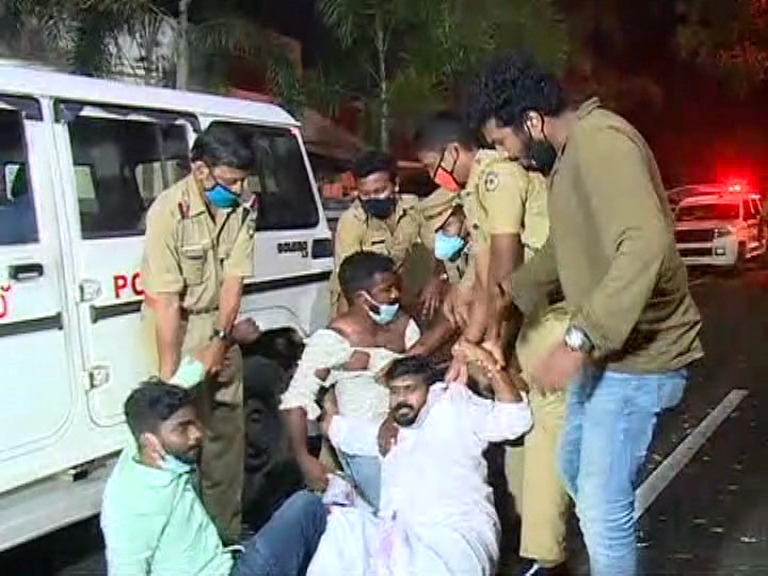 ക്ലിഫ് ഹൗസിനു മുന്നിൽ യൂത്ത് കോൺഗ്രസ്‌ പ്രതിഷേധം; സുരക്ഷ വീഴ്ചയിൽ മുഖ്യമന്ത്രി സിറ്റി പോലീസ് കമ്മീഷണർ, ഡിസിപി എന്നിവരെ വിളിപ്പിച്ചു
