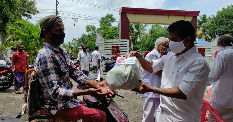 പച്ചക്കറി കിറ്റുകള്‍ വിതരണം ചെയ്ത് ഒ.ഐ.സി.സി സൗദി തിരുവനന്തപുരം ജില്ലാ കമ്മിറ്റി ; അടൂർ പ്രകാശ് എം.പി ഉദ്ഘാടനം ചെയ്തു