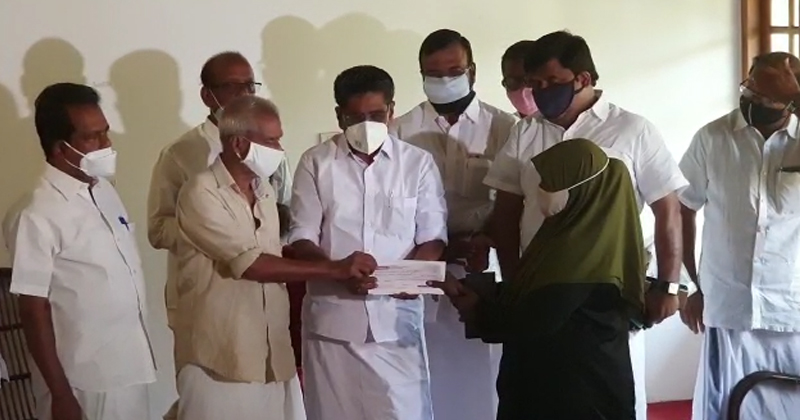 താഹയ്ക്ക് കെപിസിസിയുടെ സഹായം ; 5 ലക്ഷം രൂപ മുല്ലപ്പള്ളി രാമചന്ദ്രൻ  കൈമാറി | VIDEO