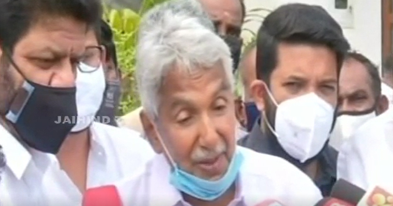 വാളയാർ കേസിൽ പ്രതികളെ സംരക്ഷിക്കാൻ സർക്കാർ ശ്രമമെന്ന് ഉമ്മൻചാണ്ടി; പെൺകുട്ടികളുടെ രക്ഷിതാക്കളെ ഉമ്മൻചാണ്ടി സന്ദർശിച്ചു