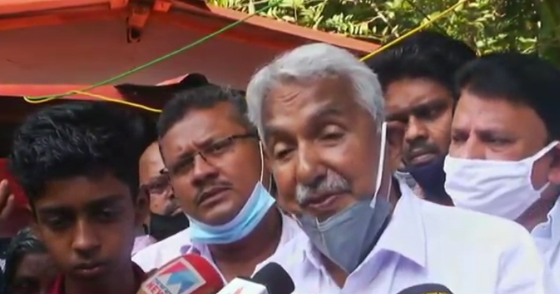 ദമ്പതികളുടെ മരണത്തിന് ഉത്തരവാദി സര്‍ക്കാർ , കുറ്റക്കാർക്കെതിരെ കർശന നടപടി വേണം ; വീട് സന്ദർശിച്ച് ഉമ്മന്‍ ചാണ്ടി