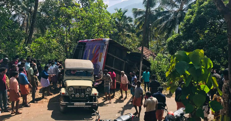 കാസർഗോഡ് ബസ് വീടിന് മുകളിലേക്ക് മറിഞ്ഞ് 7 മരണം ; നിരവധി പേർക്ക് പരിക്ക്