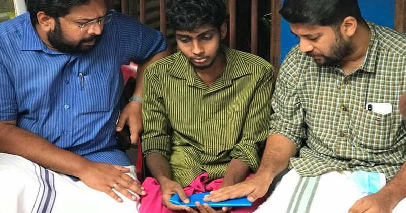 ജപ്തി നടപടിയ്ക്കിടെ ആത്മഹത്യ ചെയ്ത ദമ്പതികളുടെ മക്കള്‍ക്ക് യൂത്ത് കോണ്‍ഗ്രസിന്‍റെ സഹായ ഹസ്തം