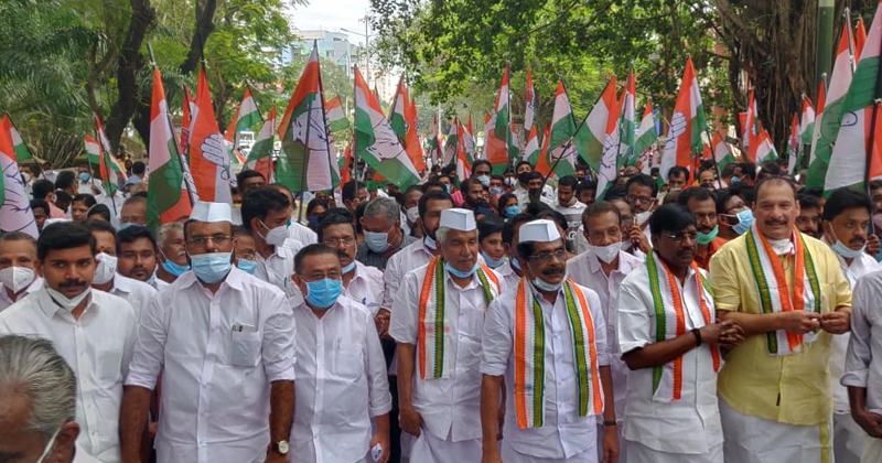 മോദിക്ക് കർഷകരോട് സംസാരിക്കാന്‍ ഭയം ; ഭൂമി കോര്‍പറേറ്റുകള്‍ക്ക് തീറെഴുതാനുള്ള നീക്കം അംഗീകരിക്കാനാകില്ല ; അലയടിച്ച് കോണ്‍ഗ്രസ് പ്രതിഷേധം