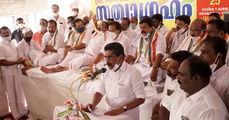 'മുഖ്യമന്ത്രി കടല്‍ത്തീരങ്ങളെ വില്‍ക്കുന്നു ; മത്സ്യത്തൊഴിലാളികളെ ദുരിതത്തിലാക്കാന്‍ കോണ്‍ഗ്രസ് അനുവദിക്കില്ല' : മുല്ലപ്പള്ളി രാമചന്ദ്രന്‍