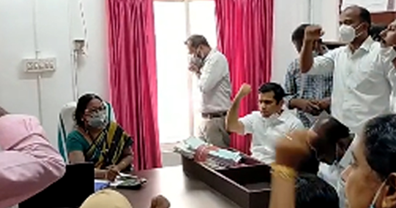 കുടിവെള്ള ക്ഷാമം രൂക്ഷം ; ജനപ്രതിനിധികളുടെ നേതൃത്വത്തില്‍ വാട്ടർ അതോറിറ്റി സൂപ്രണ്ടിംഗ് എഞ്ചിനീയറെ ഉപരോധിച്ചു