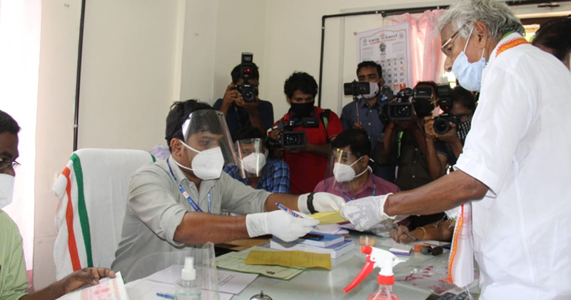 പുതുപ്പള്ളിയില്‍ നിന്നും 12-ാം തവണയും ജയിച്ചുകയറാന്‍ ഉമ്മന്‍ ചാണ്ടി ; നാമനിര്‍ദ്ദേശപത്രിക സമര്‍പ്പിച്ചു