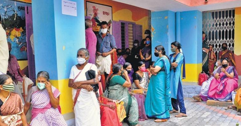 സംസ്ഥാനത്ത് വാക്‌സിന്‍ ക്ഷാമം അതിരൂക്ഷം ;  ക്യാമ്പുകളുടെ പ്രവർത്തനം സ്തംഭിച്ചു