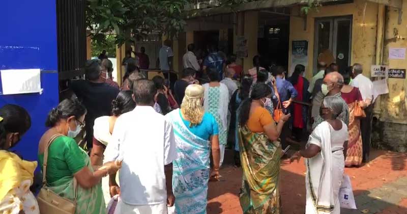സംസ്ഥാനത്ത് വാക്സിനെടുക്കാന്‍ ഇന്നും തിക്കും തിരക്കും, പ്രായമായവരുള്‍പ്പെടെ മണിക്കൂറുകള്‍ ക്യൂവില്‍ ; സർക്കാർ സംവിധാനത്തില്‍ സർവത്ര ആശയക്കുഴപ്പം