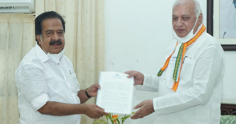 സംസ്ഥാനത്ത് അധിക വാക്‌സിൻ ലഭ്യമാക്കാന്‍ നടപടി സ്വീകരിക്കണം ; ഗവർണറെ സന്ദർശിച്ച് രമേശ് ചെന്നിത്തല
