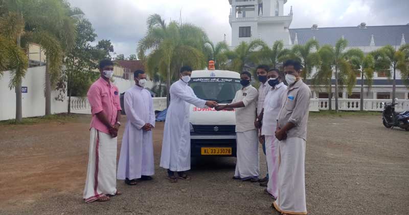 കൊടിക്കുന്നില്‍ സുരേഷ് എംപി കൊവിഡ് കെയറിലേക്ക് ആംബുലൻസ് സൗജന്യമായി വിട്ടുനൽകി മമ്മൂട് ലൂർദ് മാതാ പള്ളി