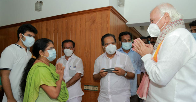 പിറന്നാള്‍ നിറവില്‍ രമേശ് ചെന്നിത്തല ; നേരിട്ടെത്തി ആശംസകള്‍ നേര്‍ന്ന് ഗവര്‍ണര്‍