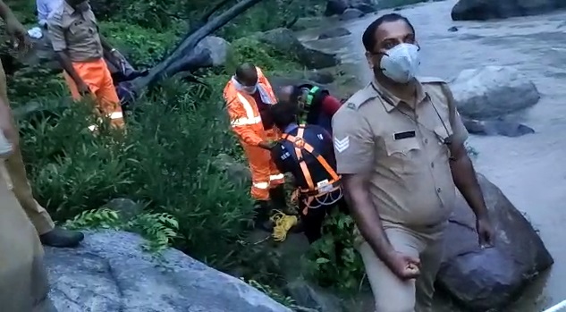 ഡാം തുറന്നതോടെ പുഴയ്ക്ക് നടുവില്‍ കുടുങ്ങി ; ആദിവാസി യുവാക്കളെ സാഹസികമായി രക്ഷിച്ച് അഗ്നിശമനസേന