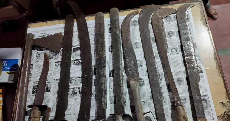 കണ്ണൂർ പിണറായിയില്‍ ആയുധശേഖരം കണ്ടെടുത്തു