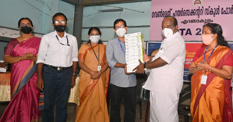 എഡ്യു-മൊബൈല്‍ ചലഞ്ചുമായി ടി.ജെ വിനോദ് എംഎല്‍എ; സ്കൂളുകള്‍ക്ക് ഡിജിറ്റല്‍ പഠനോപകരണങ്ങള്‍ വിതരണം ചെയ്തു