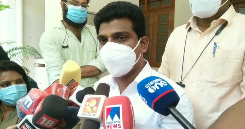 കുഴല്‍പ്പണം : പ്രതിയുമായി കൂടിക്കാഴ്ച നടത്തി, മുറി ബുക്ക് ചെയ്തുനൽകിയെന്നും ബിജെപി ജില്ലാ പ്രസിഡന്‍റ്