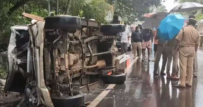 കോഴിക്കോട് കാറും ലോറിയും കൂട്ടിയിടിച്ച് 5 പേർ മരിച്ചു