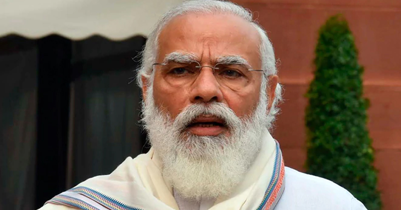 മോദിയുടെ റോഡ് ഷോയ്ക്ക് എത്തിയ കുട്ടിയുടെ കറുത്ത ടി-ഷർട്ട് അഴിപ്പിച്ച് പോലീസ്