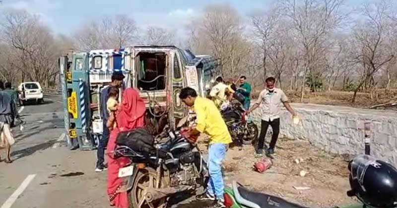 ഇന്ധന ടാങ്കർ മറിഞ്ഞു ; പെട്രോള്‍ മുഴുവന്‍ നാട്ടുകാർ കടത്തി