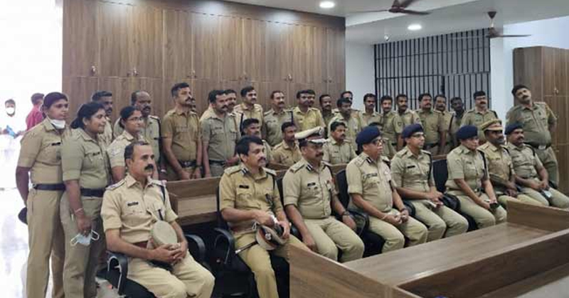 ഏമാന്മാർക്ക് എന്തുമാകാം, പിഴയും പഴിയും പൊതുജനത്തിന് ; കൊവിഡ് മാനദണ്ഡങ്ങള്‍ ലംഘിച്ച് ഡിജിപിയുടെ നേതൃത്വത്തില്‍ 'ഫോട്ടോ സെഷന്‍'