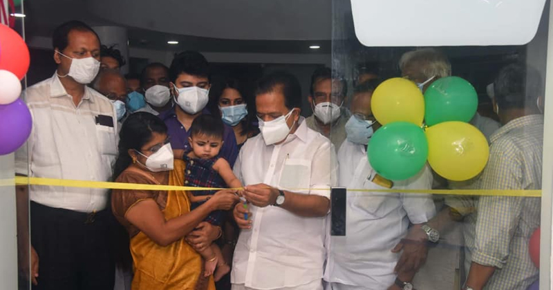 ശ്രേഷ്ഠ ബുക്സിന്‍റെ പുതിയ ഷോറൂം രമേശ് ചെന്നിത്തല ഉദ്ഘാടനം ചെയ്തു