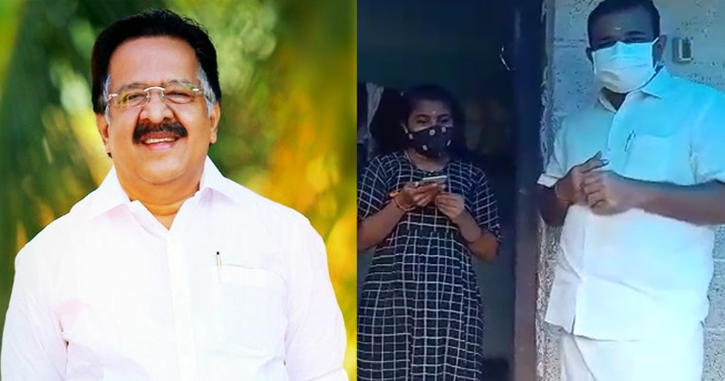 ശ്രീക്കുട്ടിക്ക് ഇനി ഓൺലൈൻ ക്ലാസിൽ പങ്കെടുക്കാം, സ്മാര്‍ട്‌ഫോണ്‍ ലഭിച്ചു ; വാക്ക് പാലിച്ച് രമേശ് ചെന്നിത്തല