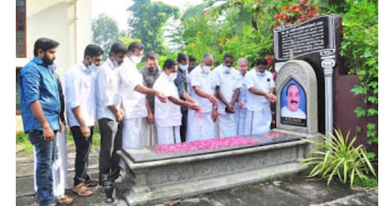'ജോസ് കെ മാണിക്ക്  സദ്ബുദ്ധി നല്‍കണം' ;  മാണിയുടെ കബറിടത്തിൽ കേരളാ കോൺഗ്രസിന്‍റെ പുഷ്പാർച്ചനയും കൂട്ടപ്രാർത്ഥനയും