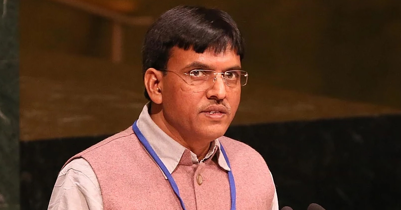 'ട്വീറ്റുകളില്‍ അബദ്ധം മാത്രം, ബിപ്ലവ് കുമാറിന് പകരക്കാരന്‍' ; പുതിയ ആരോഗ്യമന്ത്രിക്കെതിരെ ട്രോള്‍വർഷം