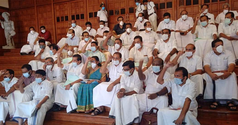 ശിവന്‍കുട്ടിയുടെ രാജിയിലുറച്ച് പ്രതിപക്ഷം ; സഭ ബഹിഷ്കരിച്ച് പ്രതിഷേധം