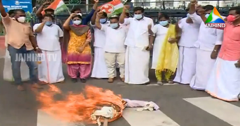 മരംമുറിയില്‍ ഉദ്യോഗസ്ഥർക്കെതിരായ പ്രതികാര നടപടി ; റവന്യൂ സെക്രട്ടറിയുടെ കോലം കത്തിച്ച് യൂത്ത് കോൺഗ്രസ് പ്രതിഷേധം