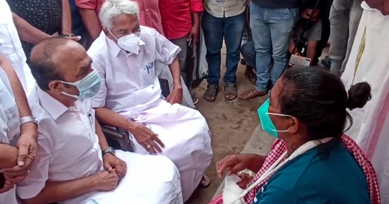 മത്സ്യത്തൊഴിലാളിയുടെ വീട് സന്ദർശിച്ച് ഉമ്മന്‍ ചാണ്ടിയും വി.ഡി സതീശനും; അധികാരത്തിന്‍റെ ധാർഷ്ട്യമാണ് നടക്കുന്നതെന്ന് നേതാക്കള്‍