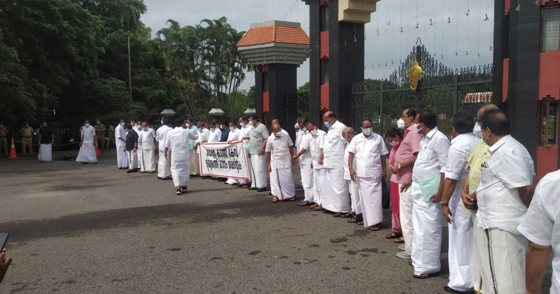 ഡോളര്‍ കടത്ത് : മുഖ്യമന്ത്രി മൗനം വെടിയണമെന്ന് പ്രതിപക്ഷം; സഭയ്ക്കുള്ളിലും പുറത്തും പ്രതിഷേധം