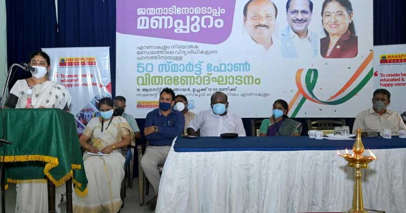 എജ്യു മൊബൈല്‍ ചലഞ്ചുമായി ടി.ജെ വിനോദ് എംഎല്‍എ; വിദ്യാർത്ഥികള്‍ക്ക് ഡിജിറ്റല്‍ പഠനോപകരണങ്ങള്‍ വിതരണം ചെയ്തു