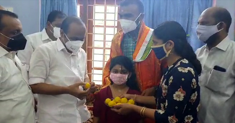ഒളിമ്പ്യന്‍ ശ്രീജേഷിന്‍റെ വസതിയിലെത്തി ഓണാശംസകള്‍ നേർന്ന് പ്രതിപക്ഷ നേതാവ്