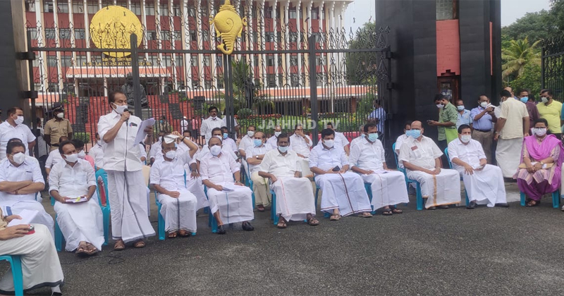 പ്രതീകാത്മക സഭ ചേര്‍ന്ന് പ്രതിപക്ഷം ; സഭയ്ക്ക് പുറത്ത് അടിയന്തരപ്രമേയം, പ്രതിഷേധം