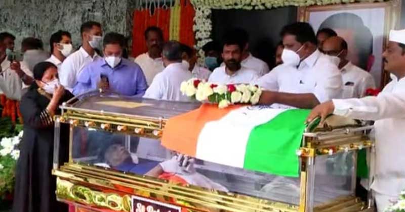 ഓസ്കാര്‍ ഫെർണാണ്ടസിന് വികാരനിർഭരമായ യാത്രാമൊഴി; കെപിസിസിക്ക് വേണ്ടി കൊടിക്കുന്നില്‍ സുരേഷ് എംപി അന്തിമോപചാരം അർപ്പിച്ചു