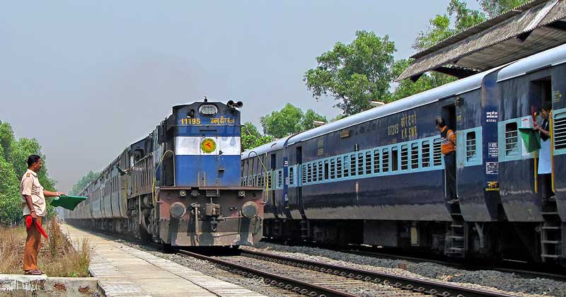 ട്രെയിനുകൾ വൈകി ഓടിയാൽ യാത്രക്കാർക്ക് റെയിൽവേ നഷ്ടപരിഹാരം നൽകണമെന്ന് സുപ്രീം കോടതി