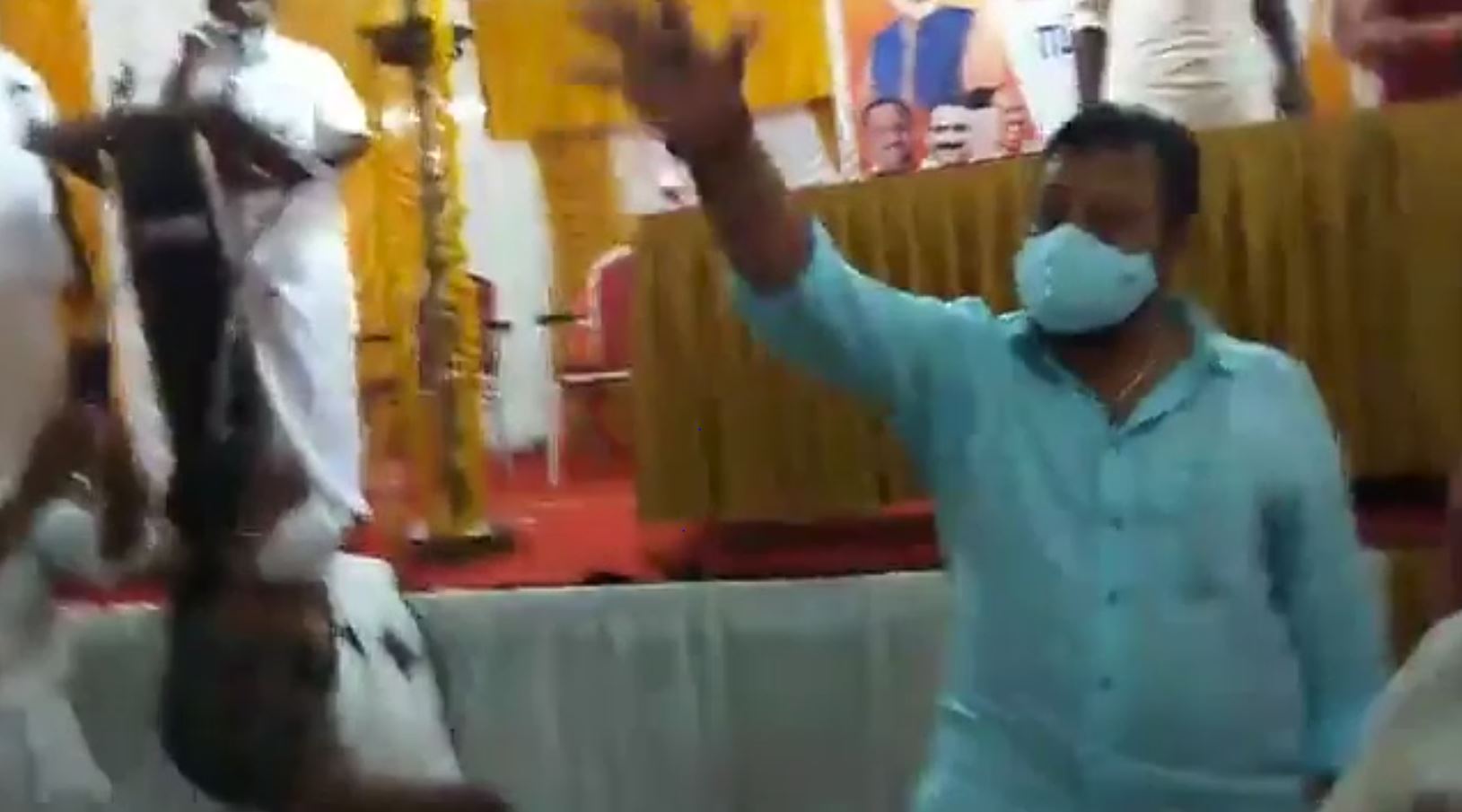 തെങ്ങിന്‍ തൈ വിതരണത്തിനിടെ ബിജെപി പ്രവർത്തകരുടെ തിക്കും തിരക്കും; പിണങ്ങി വേദി വിട്ട് സുരേഷ് ഗോപി