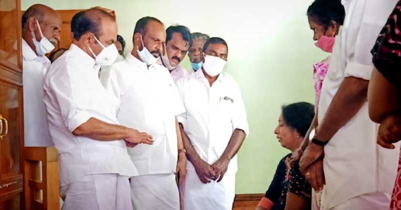 സരിന്‍റെ ആത്മഹത്യക്ക് കാരണം അശാസ്ത്രീയ ലോക്ക്ഡൗൺ നിയന്ത്രണങ്ങള്‍; പ്രതിപക്ഷ നേതാവ് സരിന്‍റെ വീട്ടിലെത്തി