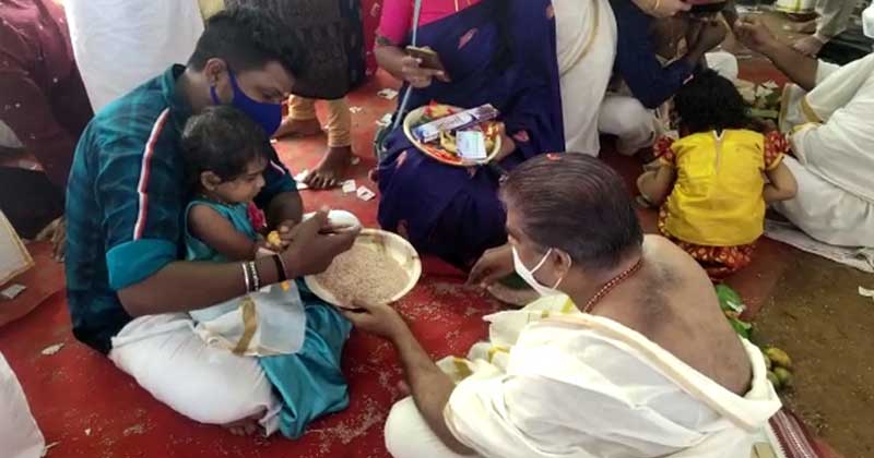 ഇന്ന് വിജയദശമി ; ആദ്യാക്ഷരം കുറിച്ച് കുരുന്നുകള്‍