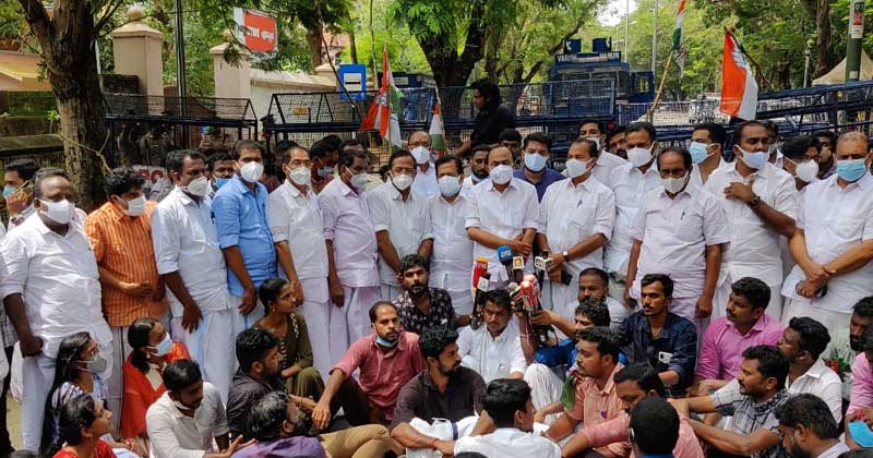പ്രിയങ്ക ഗാന്ധിയെ യു.പി പൊലീസ് കസ്റ്റഡിയിലെടുത്തത് ജനാധിപത്യവിരുദ്ധമെന്ന് പ്രതിപക്ഷ നേതാവ്; രാജ്ഭവന് മുന്നില്‍ കോണ്‍ഗ്രസ് പ്രതിഷേധം