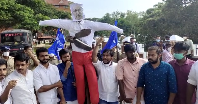 കണ്ണൂർ സർവകലാശാലയില്‍ കെഎസ്‌യു പ്രതിഷേധം; വിസിയുടെ കോലം കത്തിച്ചു