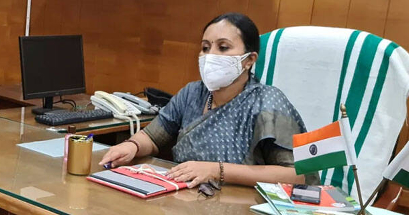 ആരോഗ്യമന്ത്രിയുടെ കാർ പോസ്റ്റിലും ബൈക്കുകളിലും ഇടിച്ചു; അപകടം വയനാട്ടിലേക്കുള്ള യാത്രയ്ക്കിടെ