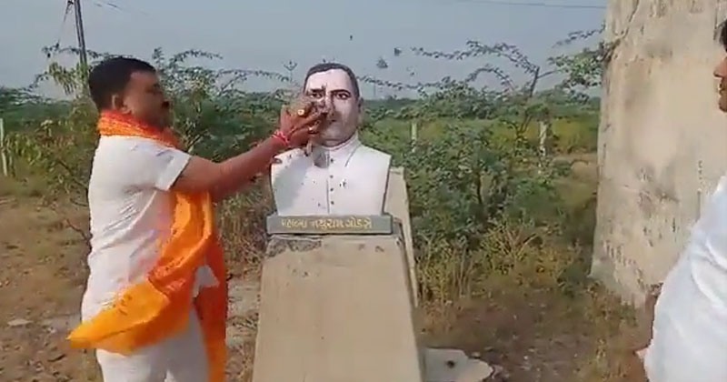 ഹിന്ദു സേന സ്ഥാപിച്ച ഗോഡ്സെ പ്രതിമ കോൺഗ്രസ് പ്രവർത്തകർ അടിച്ച് തകർത്തു
